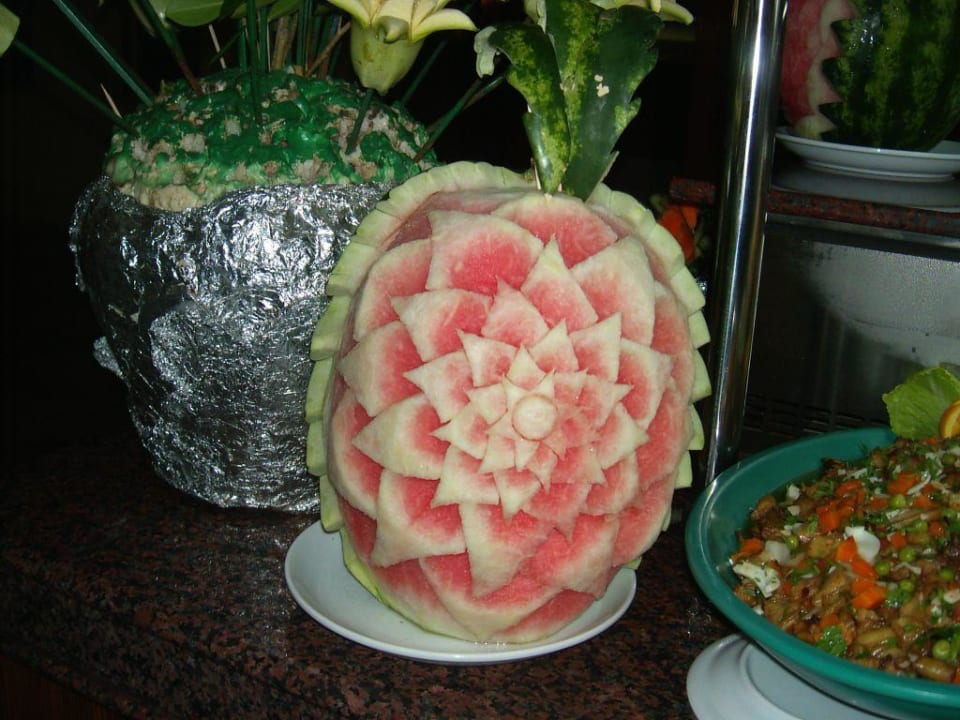 Eine Wassermelone beim Essen Club Grand Side