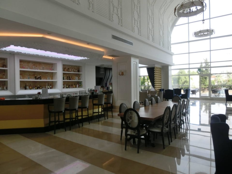 Einsame Lobby-Bar, die nicht zum Verweilen einlädt Mary Hotel Side