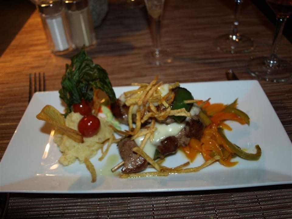 Hauptgericht im Cata Tapa Catalonia Royal Bavaro - Adults only