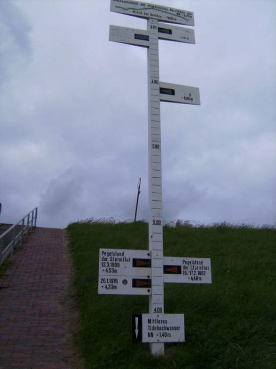 Hochwassermarken vorm Hotel am Deichfuß Upstalsboom Hotel am Strand