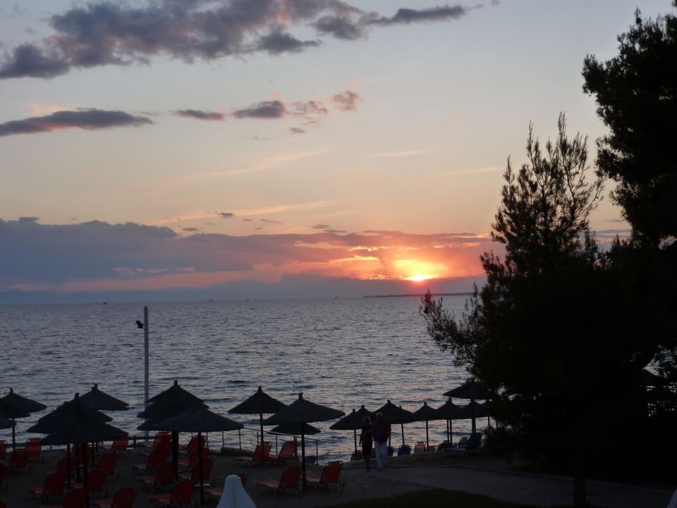 Sonnenuntergang fotografiert von der Strandbar aus Istion Club & Spa