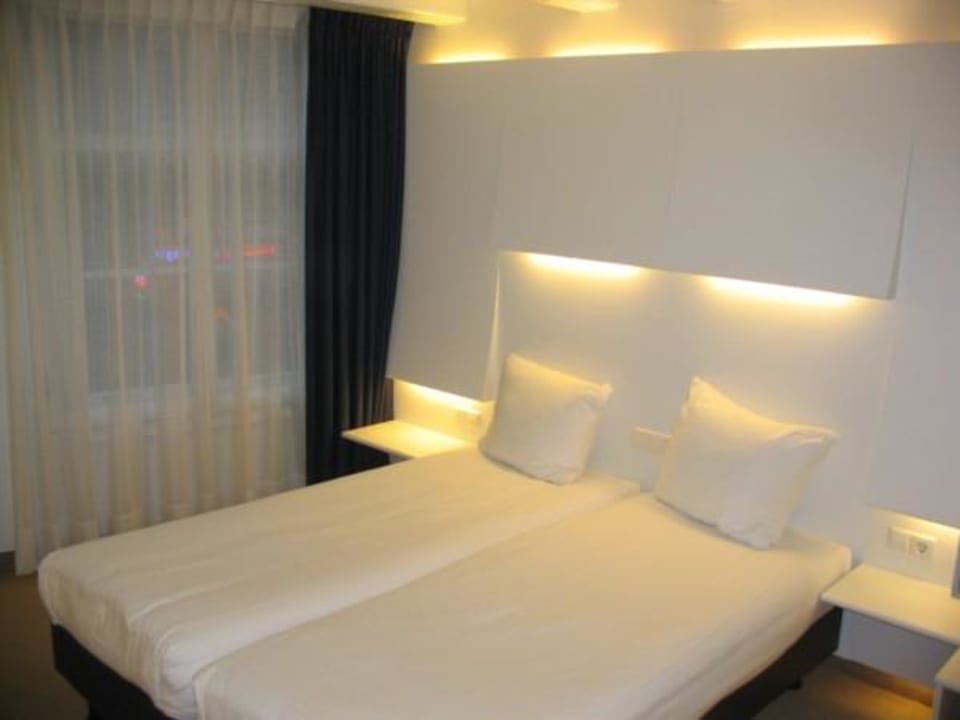 Blick von der Tür zum Fenster  ibis Styles Hotel Amsterdam Central Station