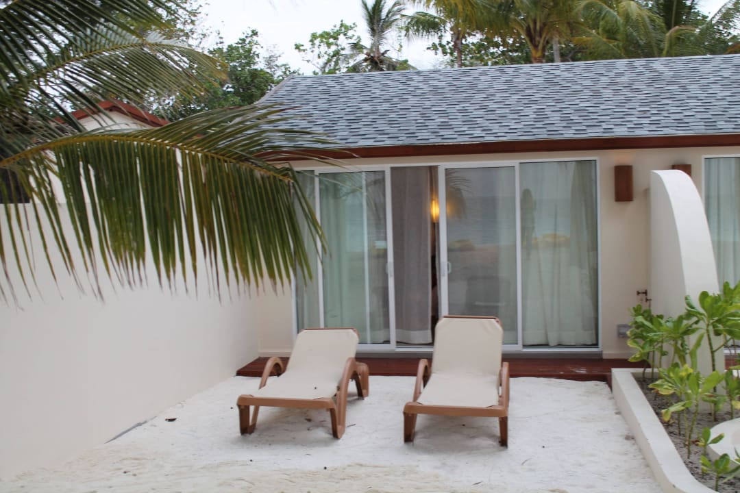 Bungalow von außen Centara Ras Fushi Resort & Spa Maldives