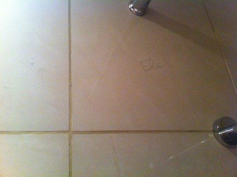 Badwand beschriftet Monaco Hotel