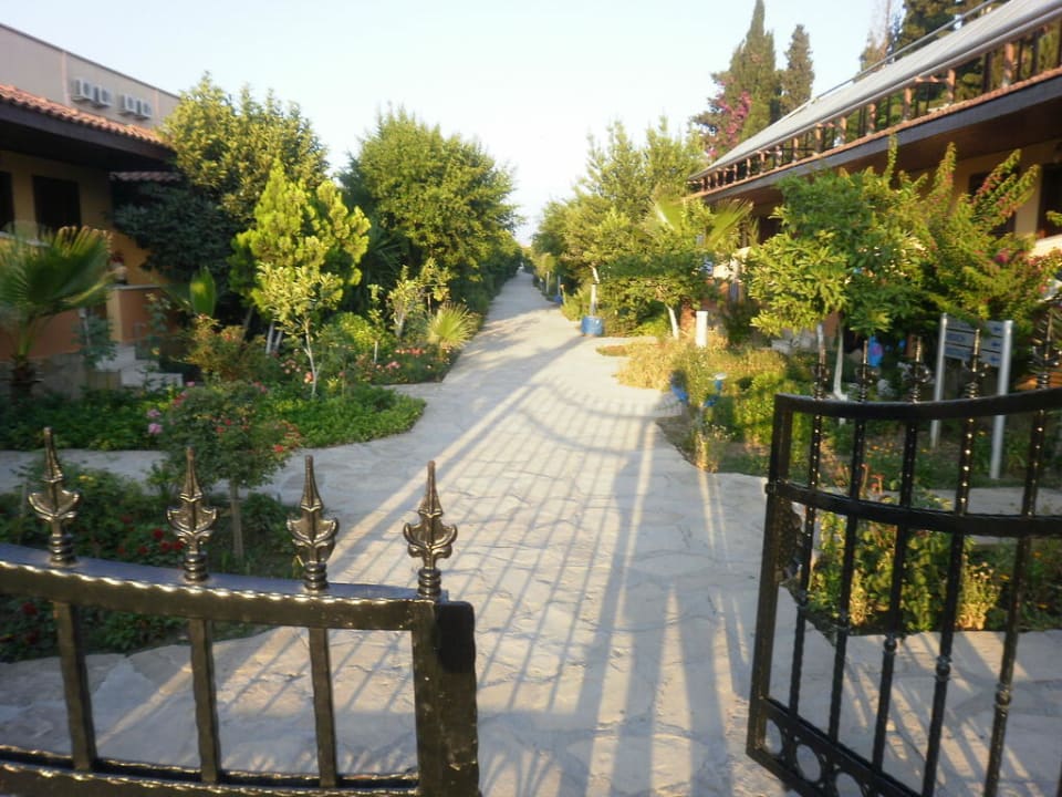 Eingang zu den Bungalows Özlem Garden Hotel