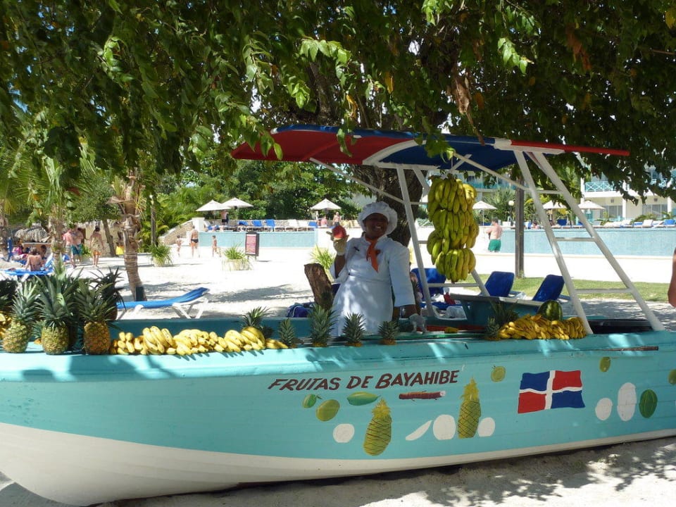 Früchteboot am Strand Dreams La Romana Resort & Spa