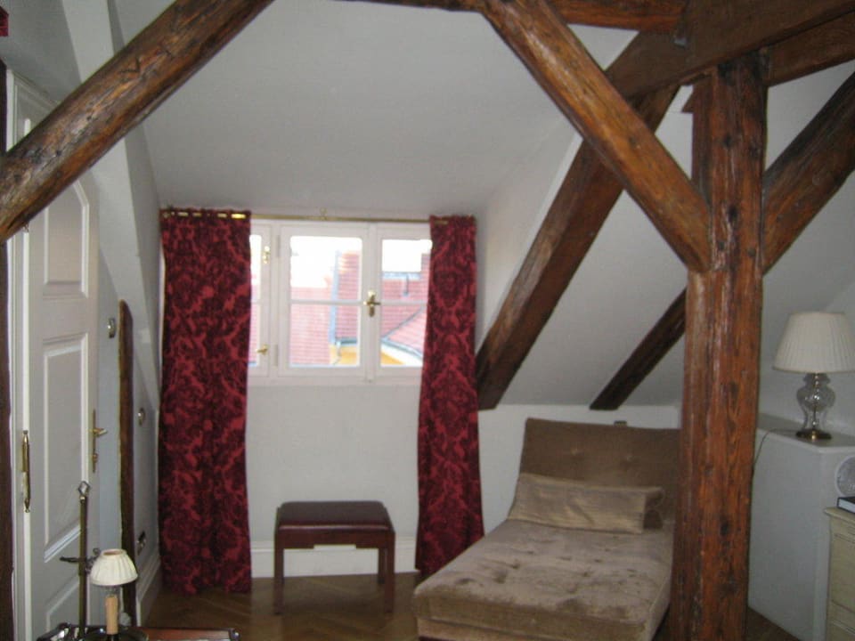 Blick vom Bett auf Chaiselongue The Mozart Prague - Preferred Hotels & Resorts