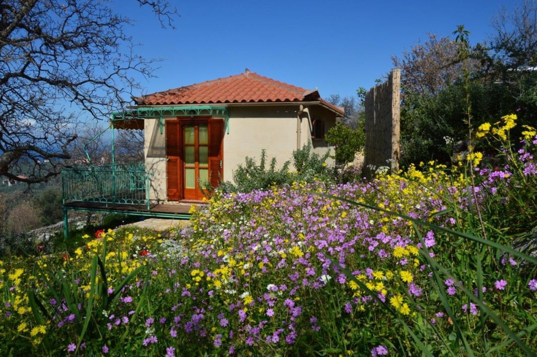 Bungalow im Frühling Biohotel Mani Sonnenlink