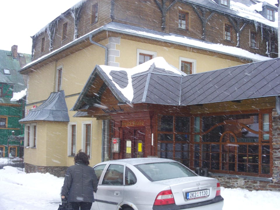 Vor dem Hotel Hotel Praha