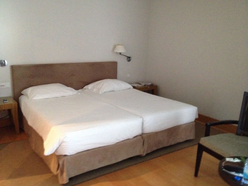 Relativ dunkles Zimmer Hotel Golden Residence