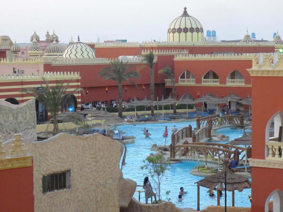 Der Aktivpool mit Blick zur neuen Disco Pickalbatros Alf Leila Wa Leila Resort - Neverland Hurghada