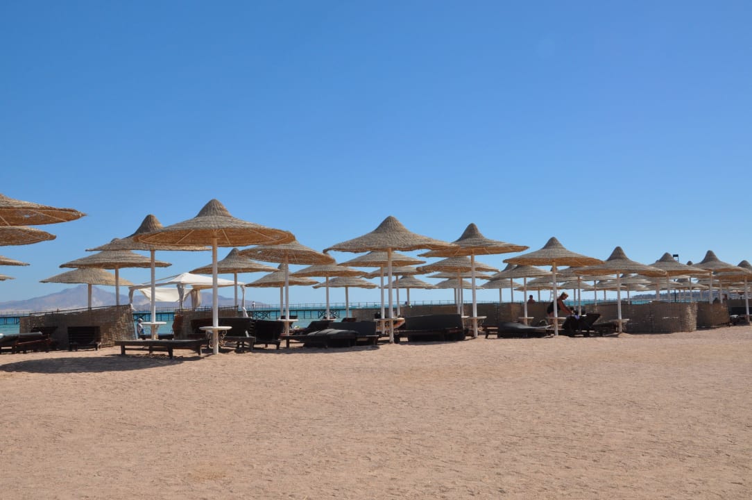 Parasole na plaży Regency Plaza Aqua Park & Spa