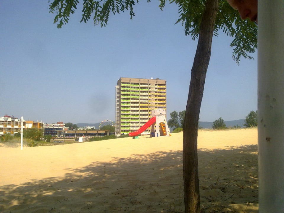 Volleyballplatz und Rutsche (gehörend zum Hotel) Nessebar Beach Hotel