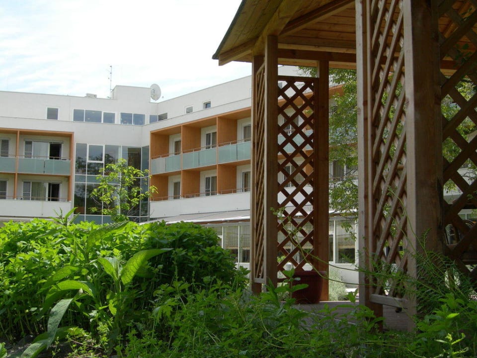 Pavillon im Parkbereich Thermalhotel Fontana