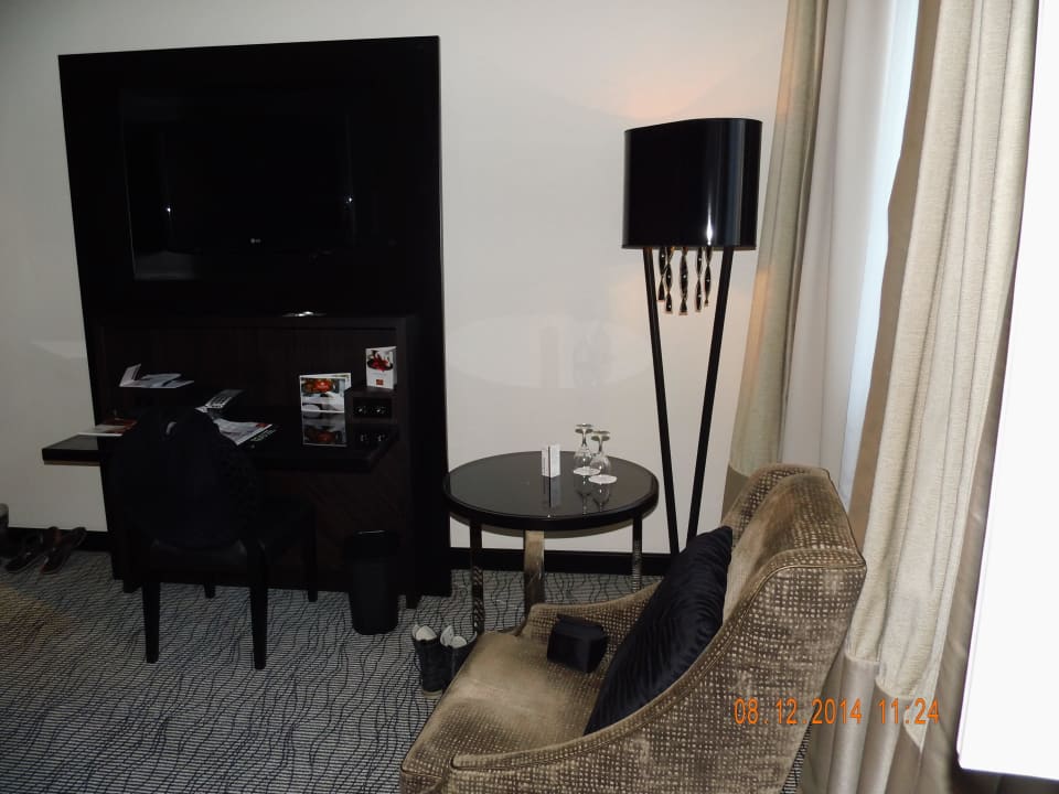 Schreibtisch und Fernsehapparat Steigenberger Icon Grandhotel Handelshof