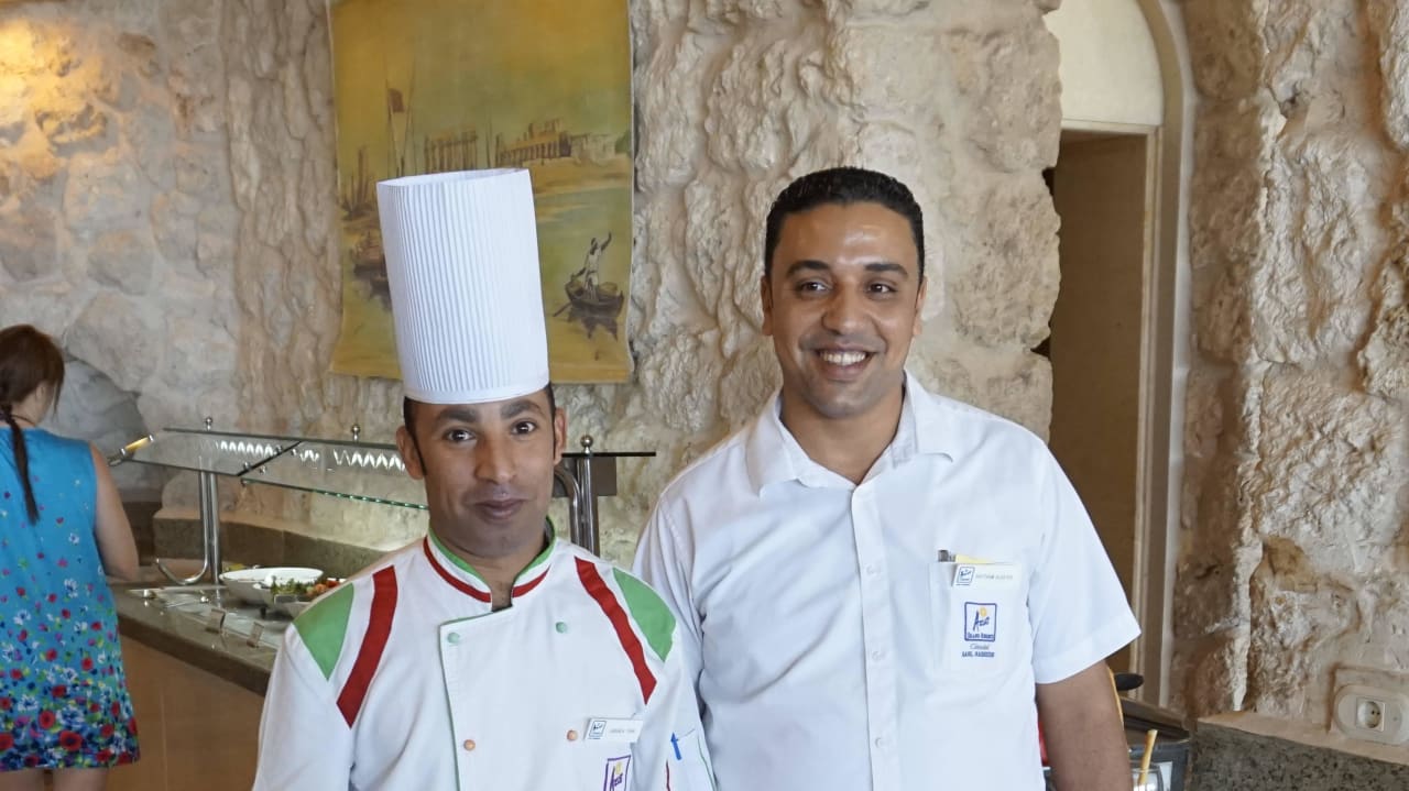 Das Buffet wird sorgsam aufgefüllt - immer freundlich Pickalbatros Citadel Resort