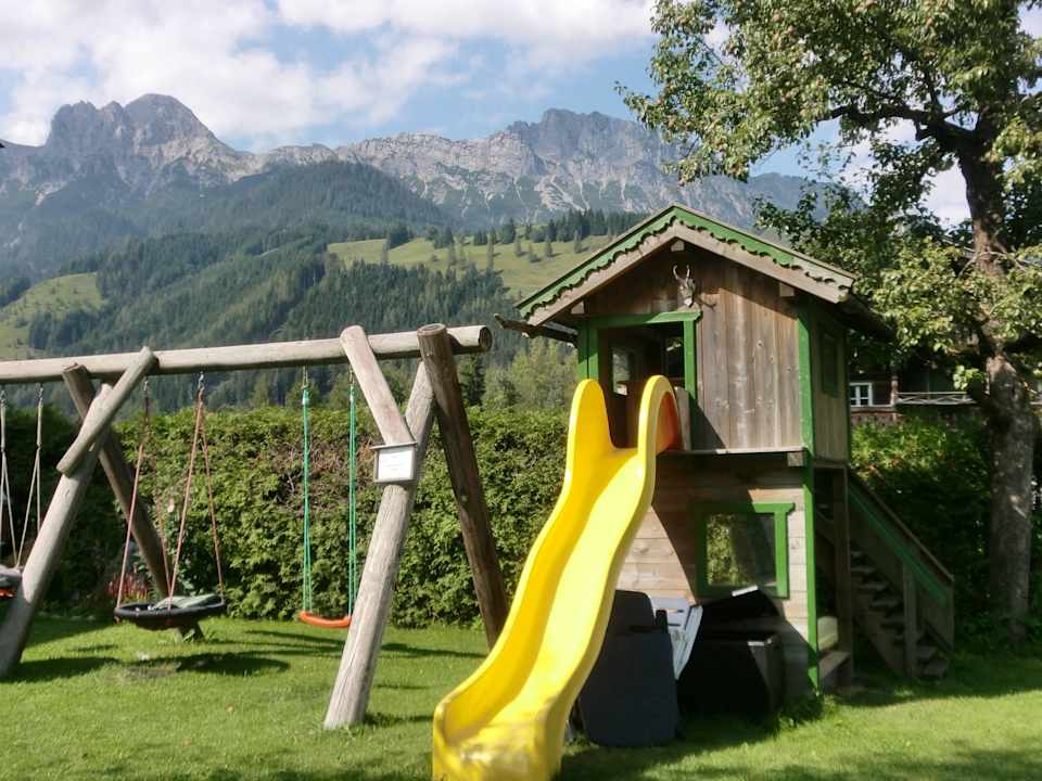 Spielhütte mit Rutsche und überdachtem Sandkasten Hof Riederhäusl