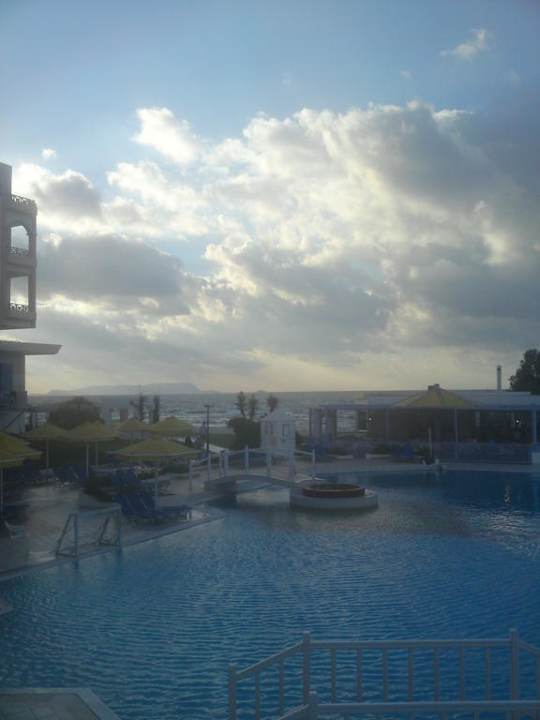 Abends am Pool  Hotel Serita Beach