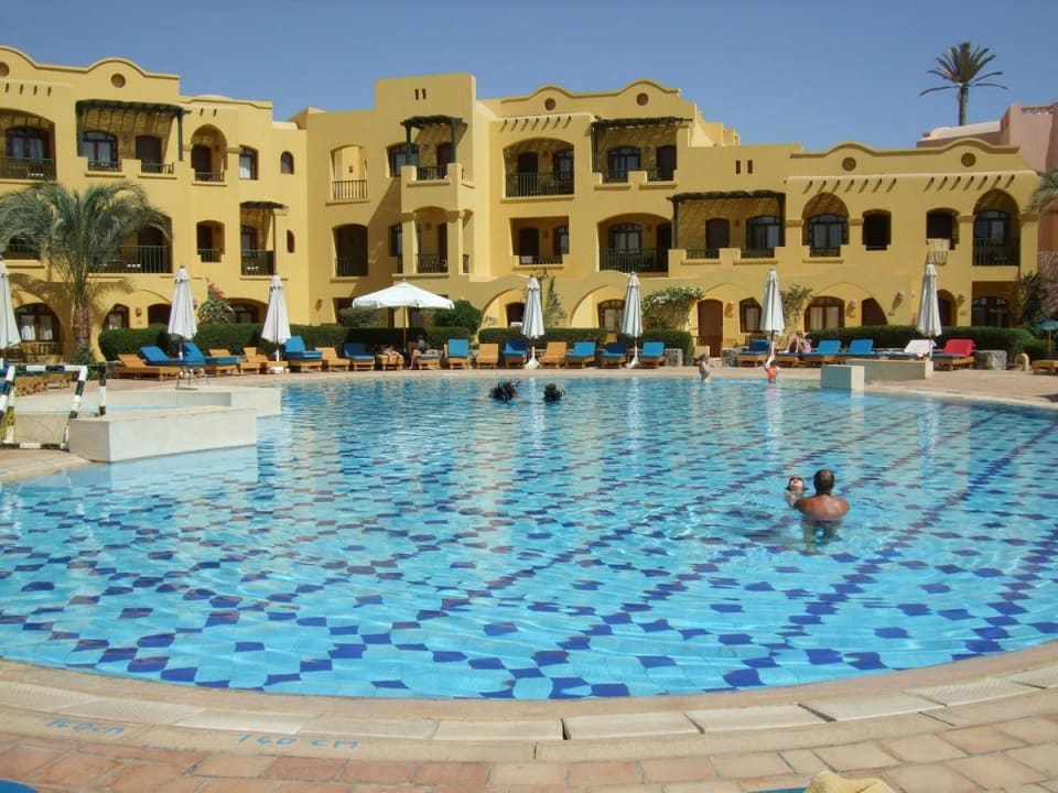 Tauchkurs am sehr frühen Morgen in einem Pool Three Corners Rihana Resort Deluxe