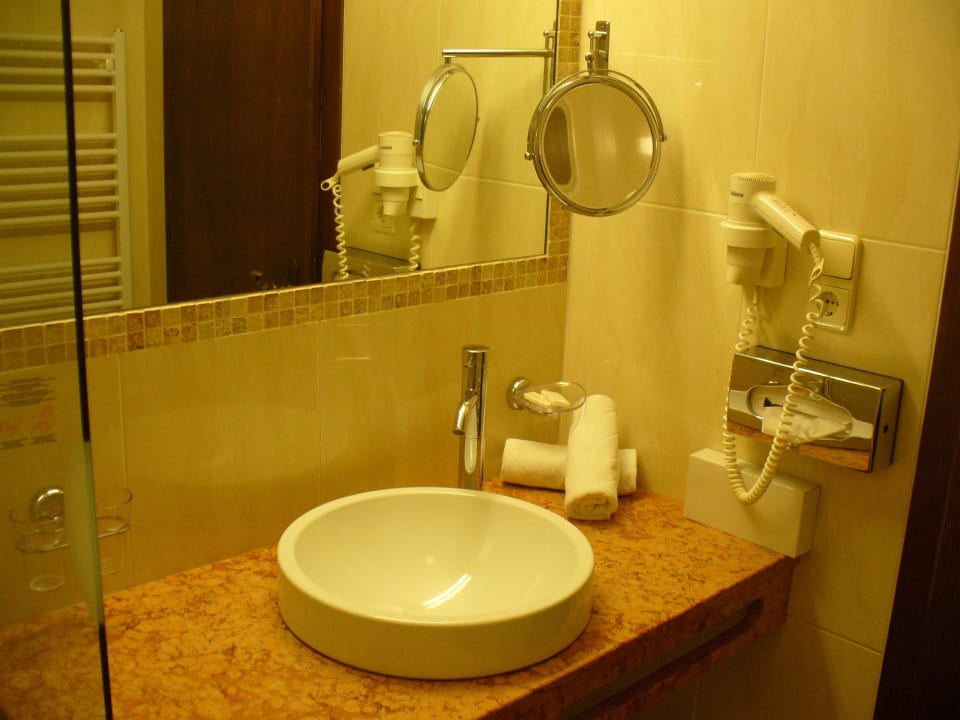 Bad im Doppelzimmer Hotel Jagdschlössl