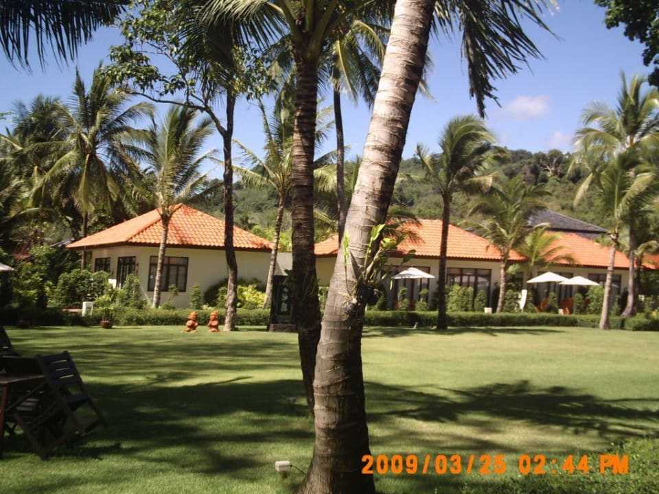 Grartenblick The Briza Beach Resort Khaolak