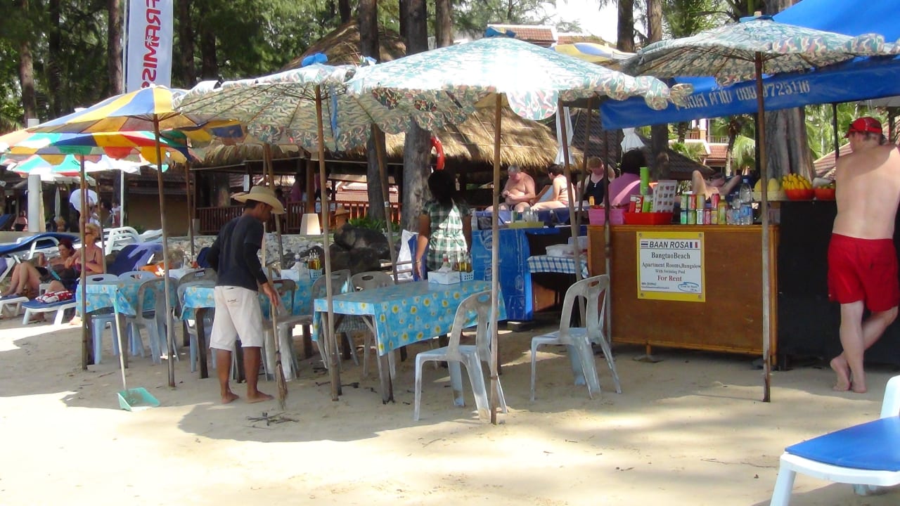 Verkäufer am Strand Best Western Premier Bangtao Beach Resort & Spa