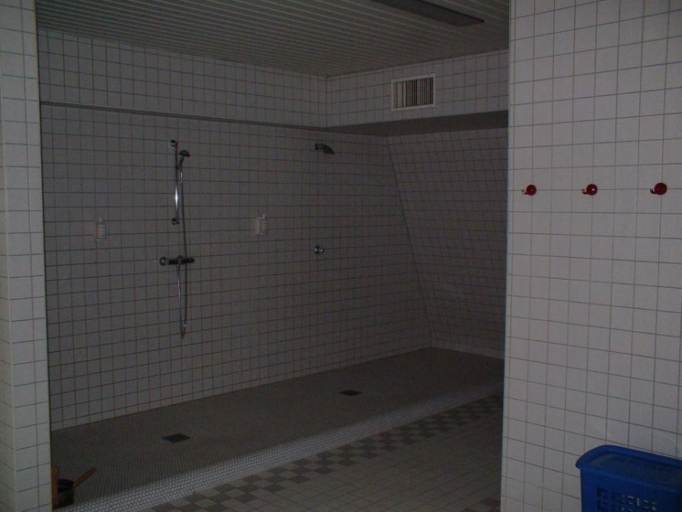 Sammeldusche im Saunabereich Hotel Arvena Kongress