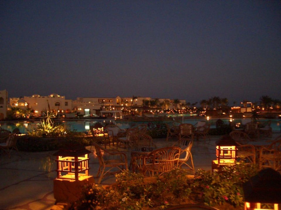 Blick über die Anlage bei Abenddämmerung Regency Plaza Aqua Park & Spa