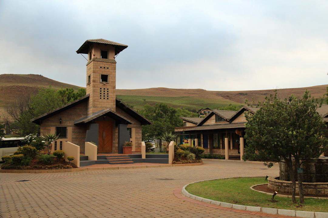 Village mit Kirche  Three Cities Alpine Heath Resort