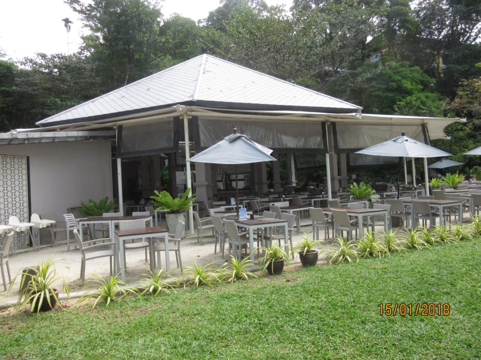 Restaurant zum Frühstück und bei Regen auch für Abendessen g Moracea by Khao Lak Resort