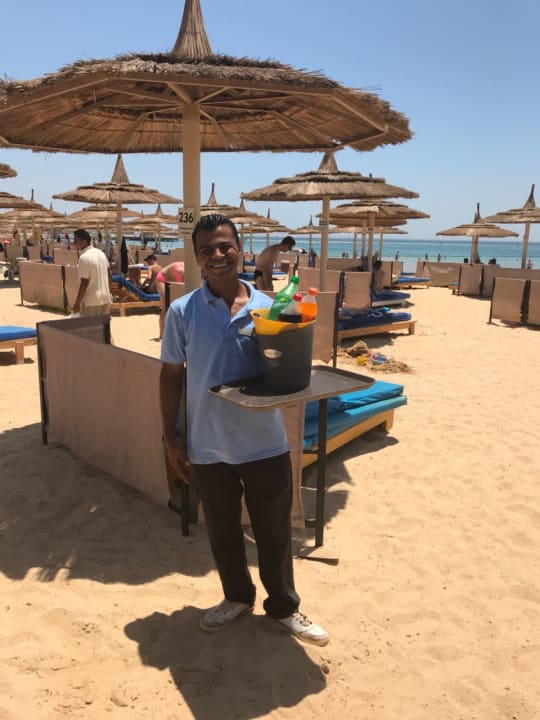 Spitzen Service durch Ahmed Hamza am Strand  Pickalbatros White Beach Resort - Hurghada