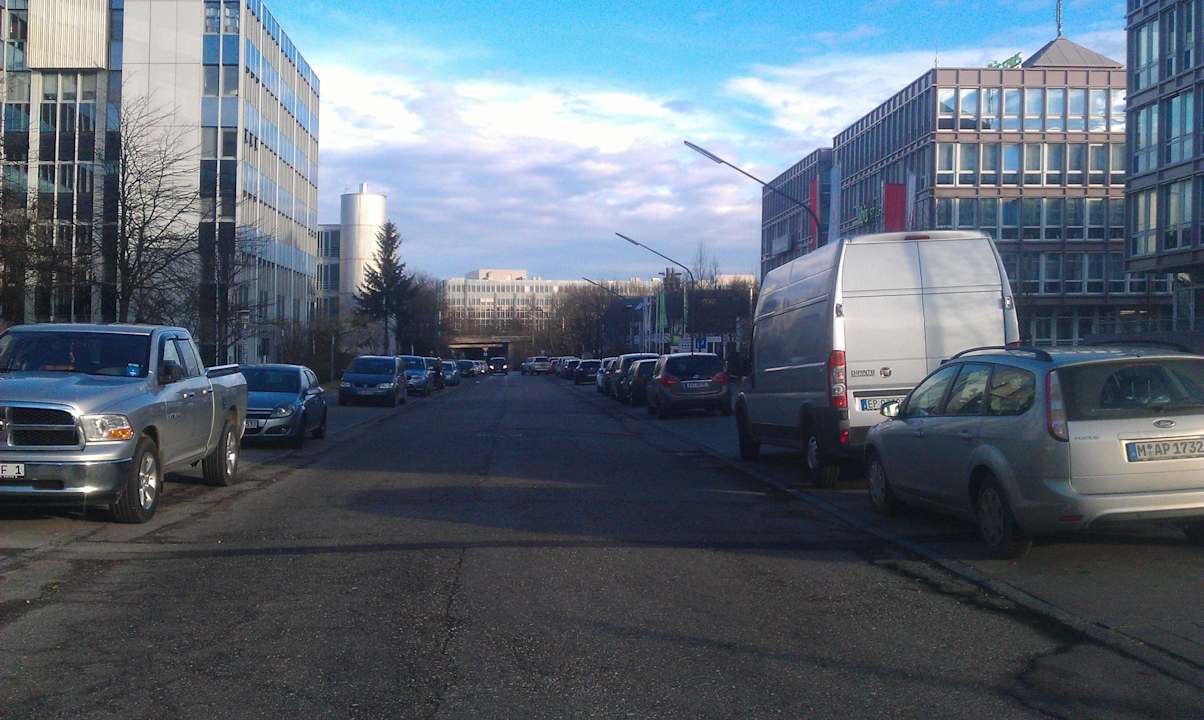 Rechts ist das Hotel acom Hotel München