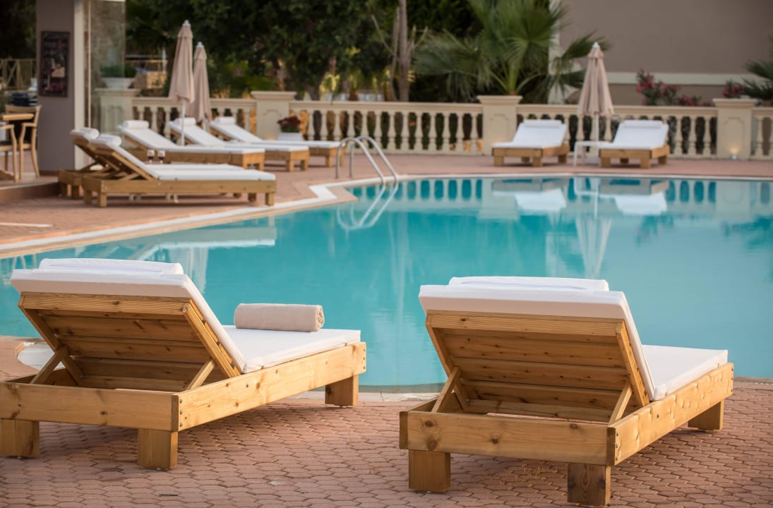 Swimming pool Notos Heights Hotel & Suites