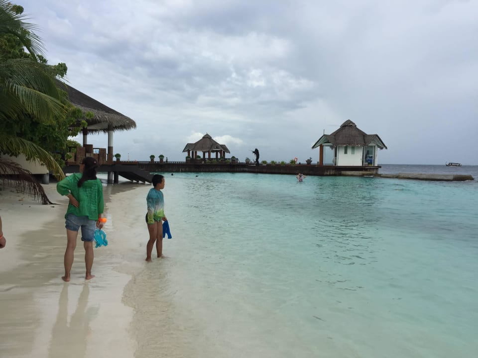 Am Strand Ellaidhoo Maldives by Cinnamon