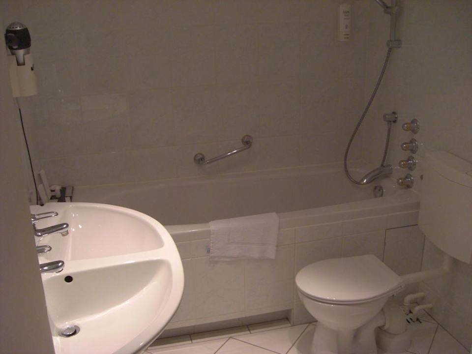 Bad des Wellnessstudio SORAT Hotel Berlin