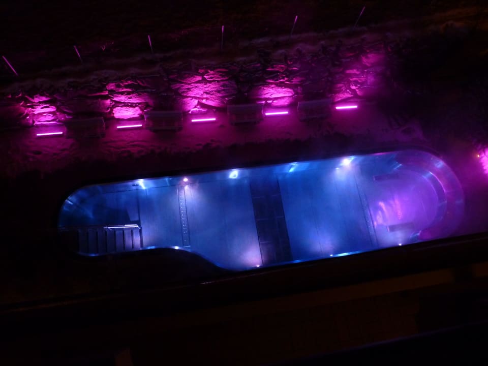 Der Außenpool der Saunalandschaft bei Nacht Hotel Kohlerhof