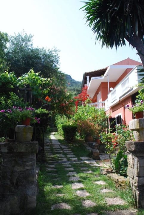 Weg zum Hoteleingang Pension Skala