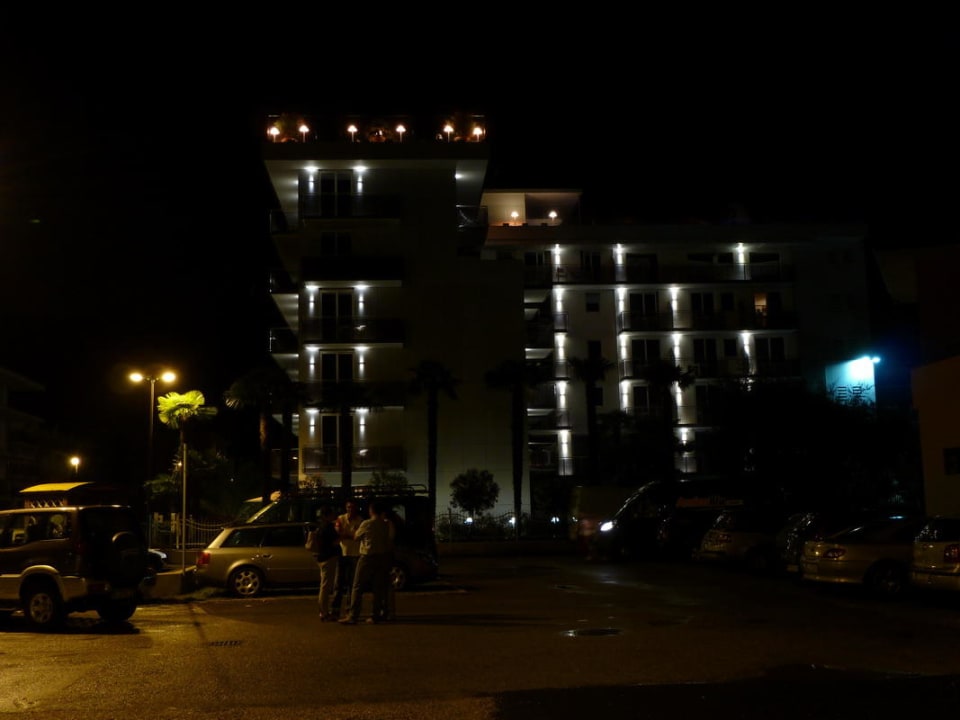 Außenansicht bei Nacht Hotel Kristal Palace - TonelliHotels