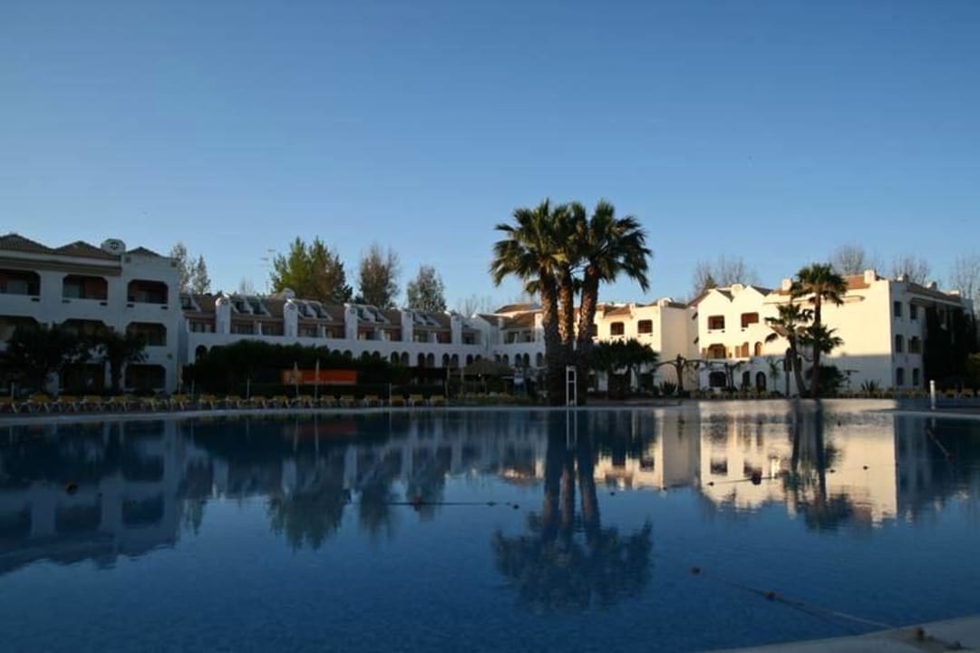 Blick über schönen, grossen Pool und Haupthaus Golden Club Cabanas