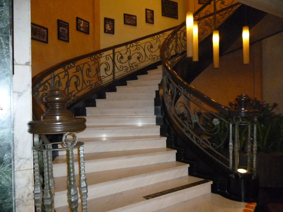 Treppe zum Speiseraum Dong Fang Hotel Beijing