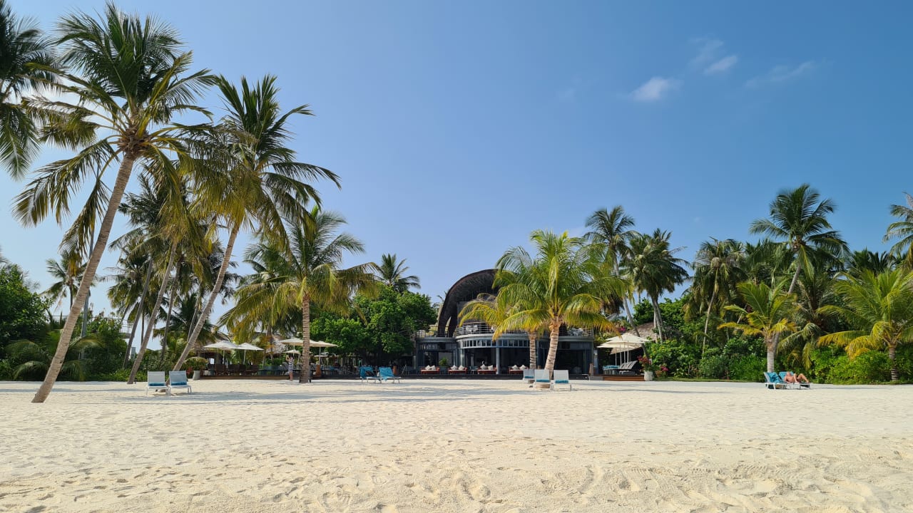 Strand Outrigger Maldives Maafushivaru Resort