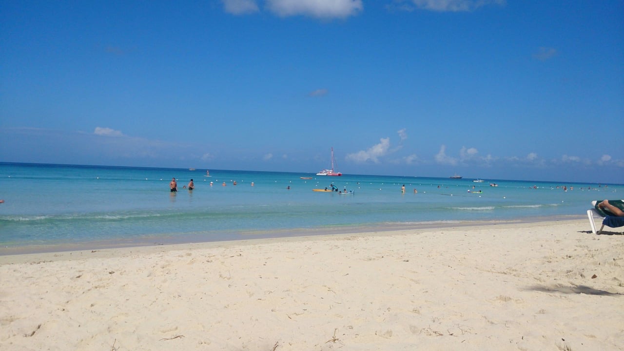 Traumwetter und Traumstrand Charela Inn Hotel