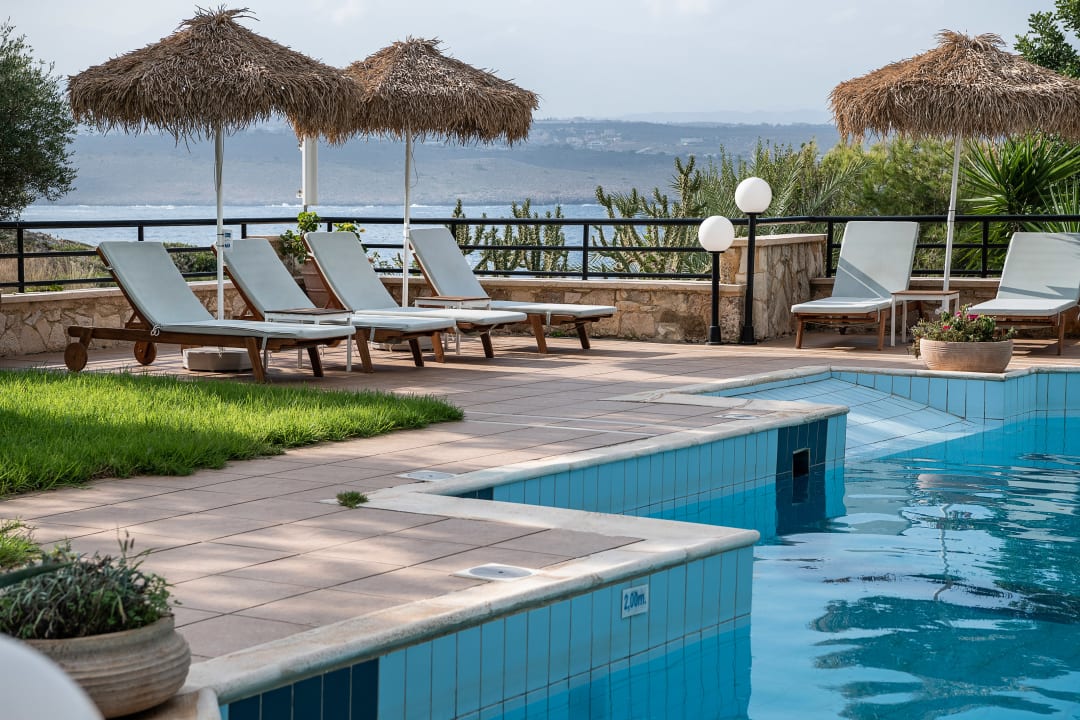 Pool Alianthos Suites