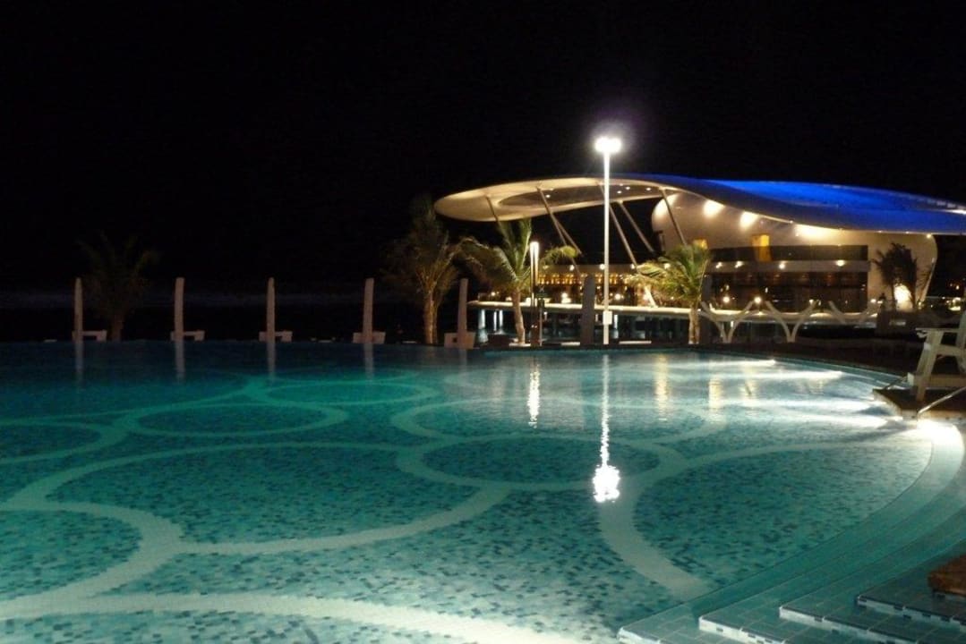 Pool bei Nacht Conrad Abu Dhabi Etihad Towers