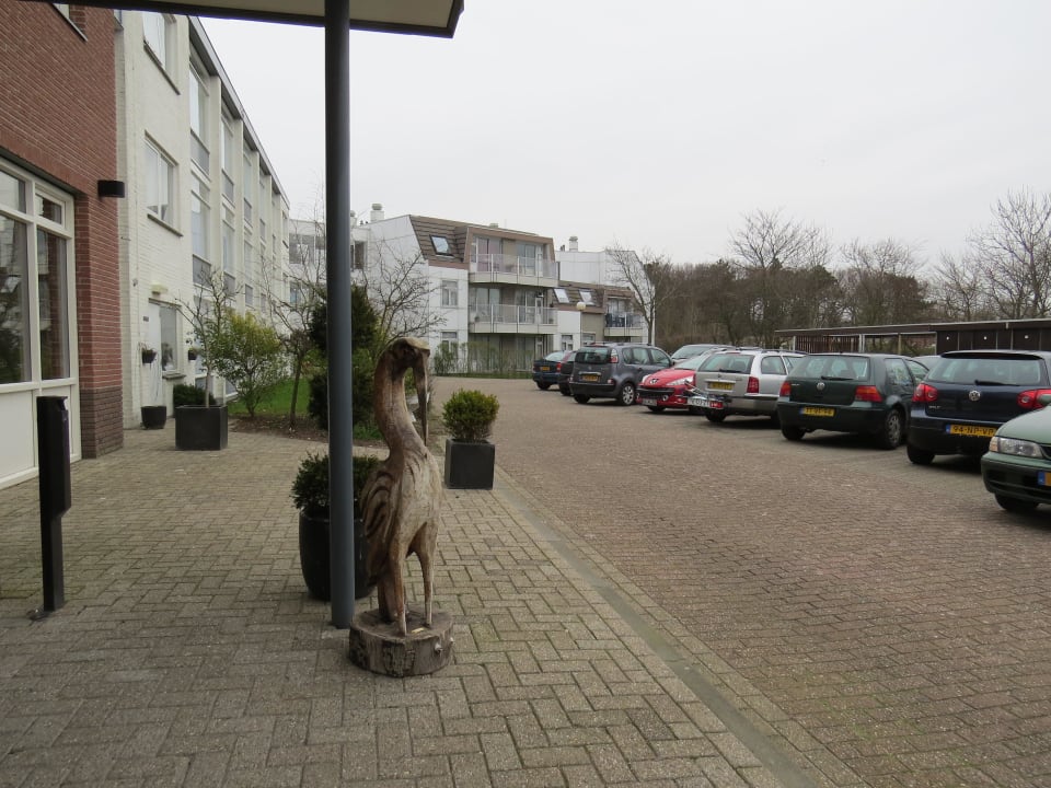 Vor dem Eingang Hotel De Pelikaan Texel