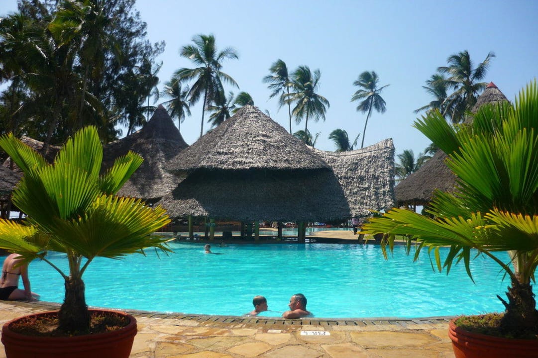 Viel Platz im Pool Neptune Paradise Beach Resort & Spa