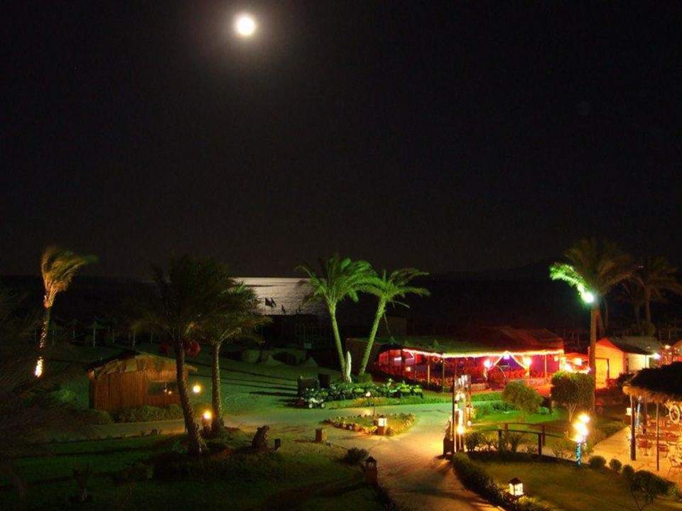 Taras nocą Regency Plaza Aqua Park & Spa