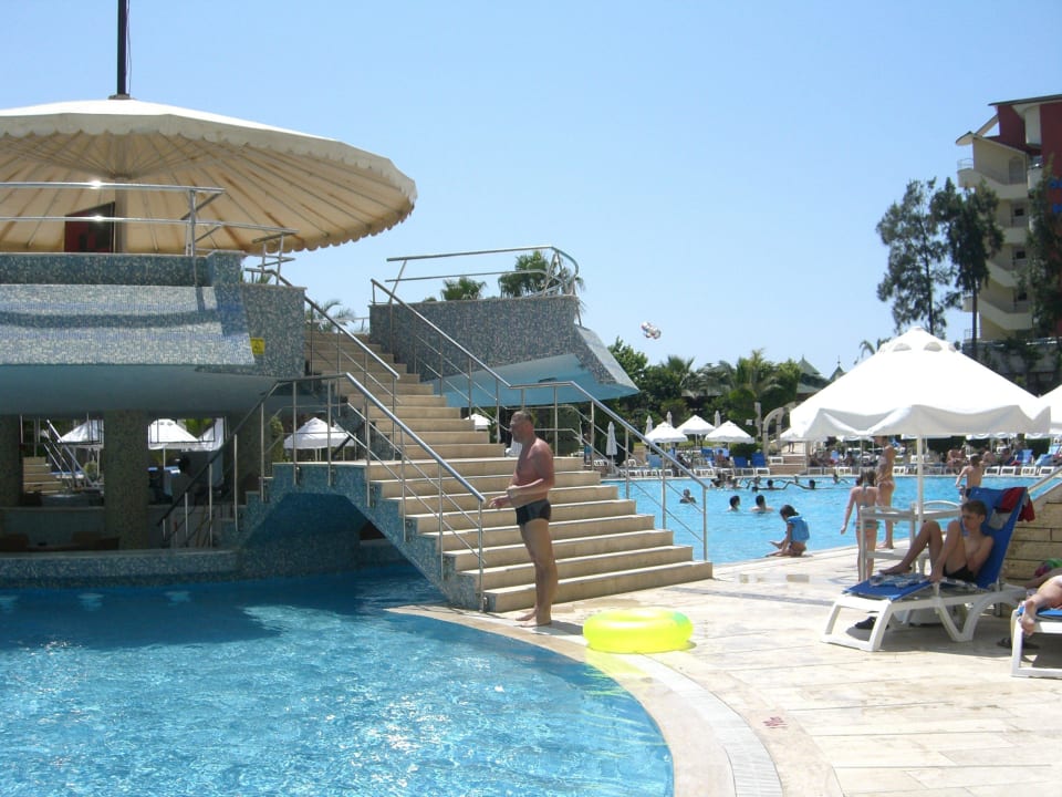 Treppe hoch und schon ist man an der Poolbar Saphir Hotel & Villas