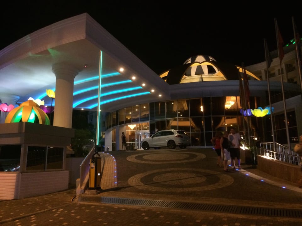 Vor der Türe zum Hotel. Side Alegria Hotel & Spa - Adults only +16