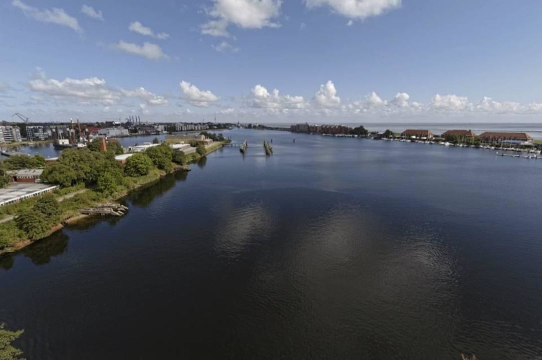 Hafenseite: Ausblick frontal ATLANTIC Hotel Wilhelmshaven